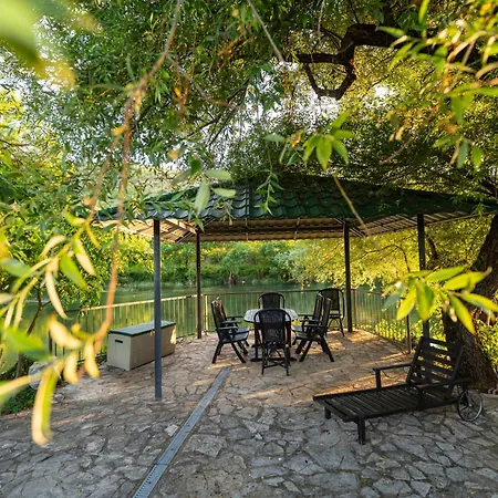 Luxe House Bianca Buna