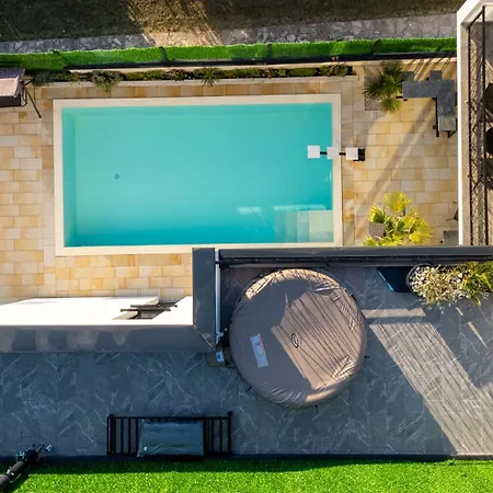 فيلة Luxe House Bianca *