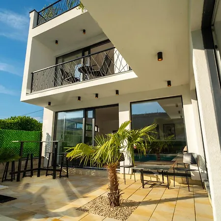 فيلة Luxe House Bianca *