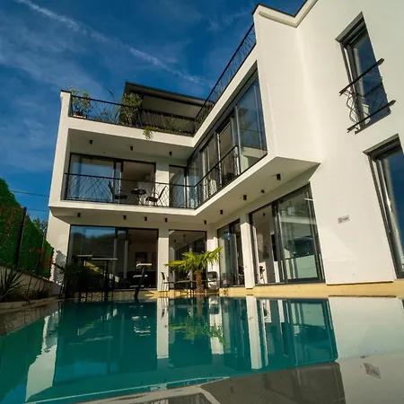 Luxe House Bianca Buna