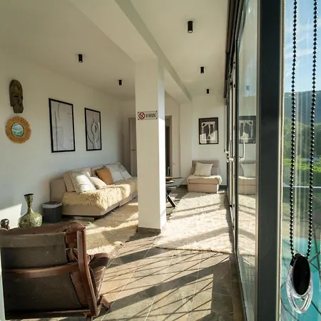 فيلة Luxe House Bianca *